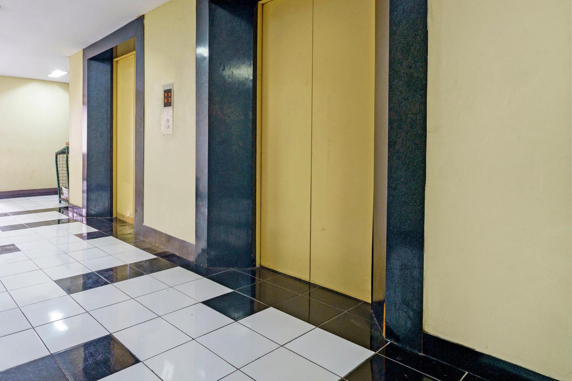 Oyo Life 93120 Apartement Gateway Cicadas By Sarana Cipta Mahakarya Bandung Exterior photo